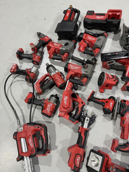 Bormasina rotopercutor gresor lanterna slefuitor impact milwaukee m18