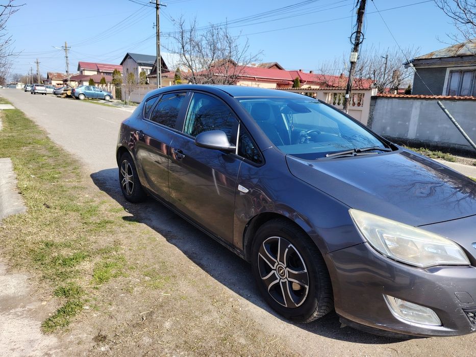 Vând Opel astra j
