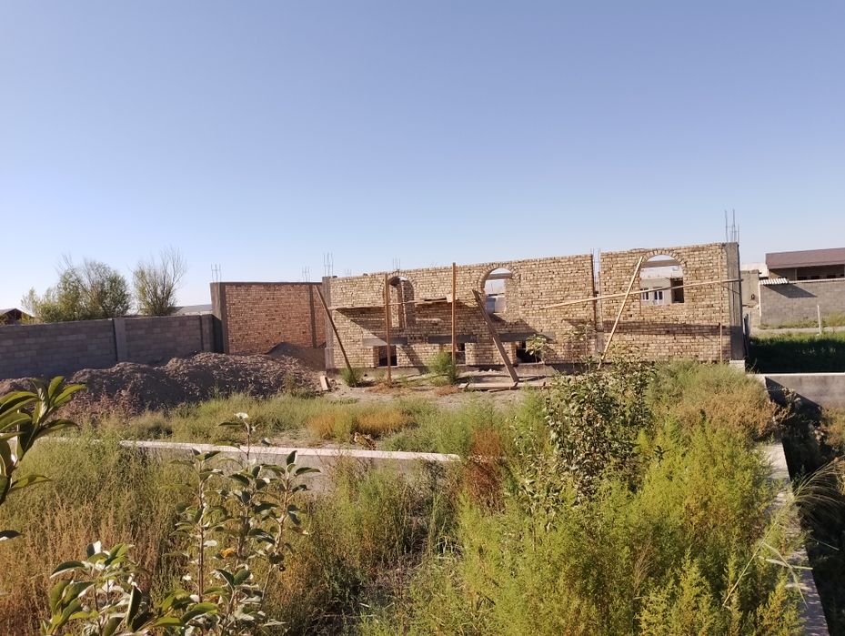 Uchastka sotiladi Yer maydoni 6 sotix   29ta Plita  150ta shefir