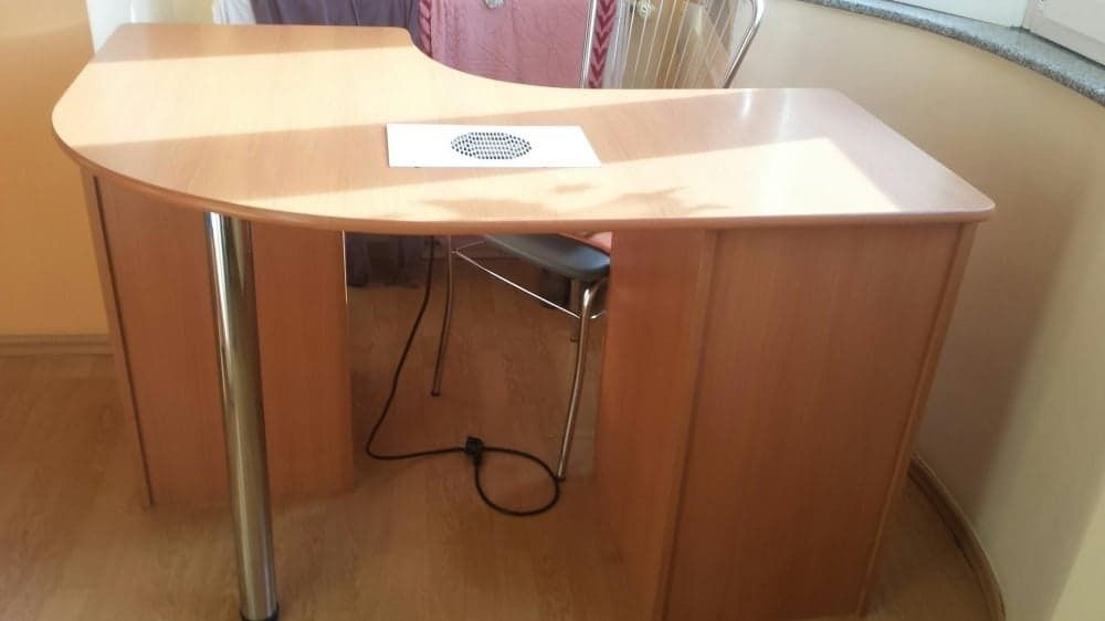 Masă manichiura cu aspirator inclus