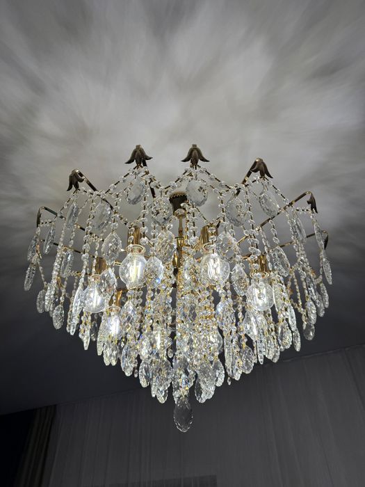 Люстра в гостиную очень красивая