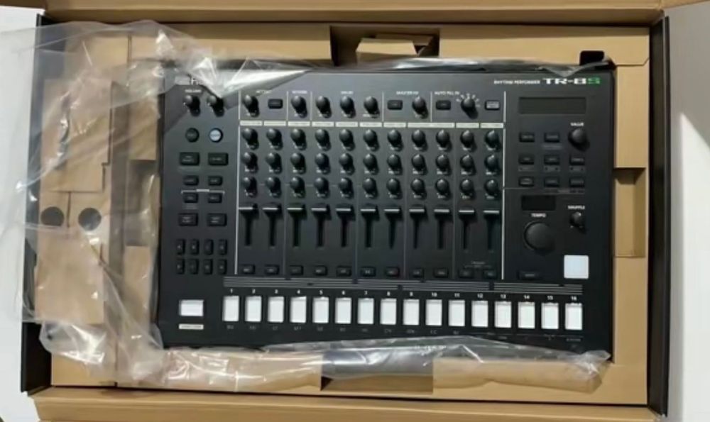 Roland TR-8S Groove Box