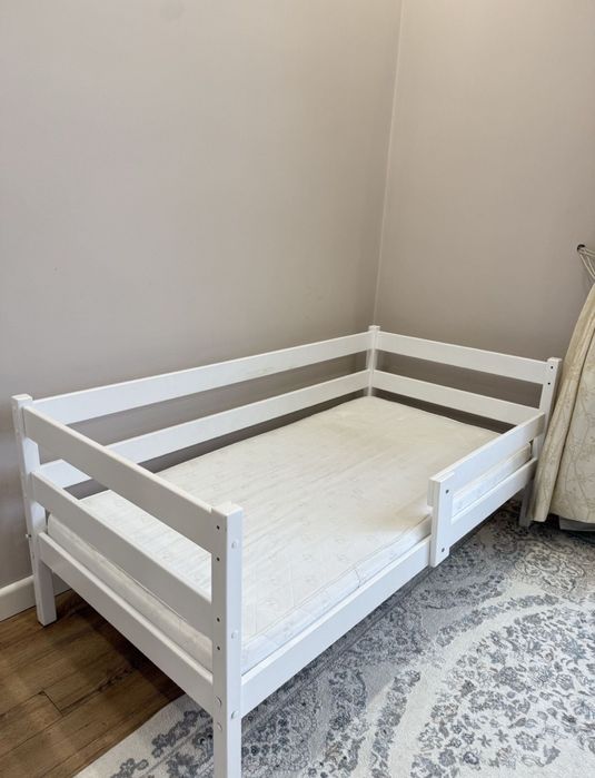 Детакая кровать с матрасом