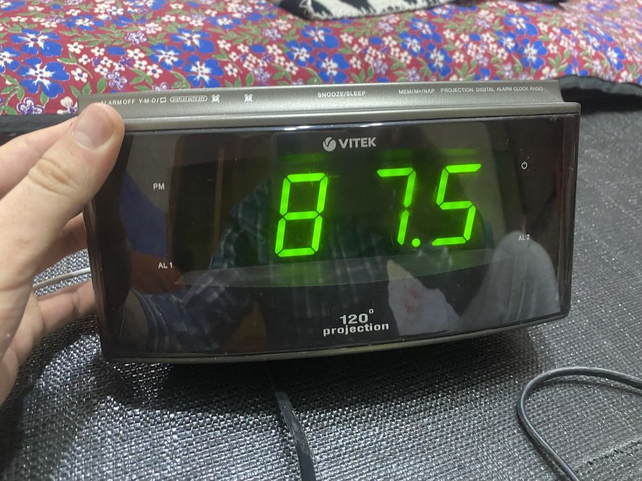 Продам часы-будильник-радио 3в1 Vitek