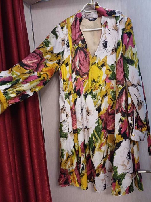 Продавам рокля MARCIANO by Guess