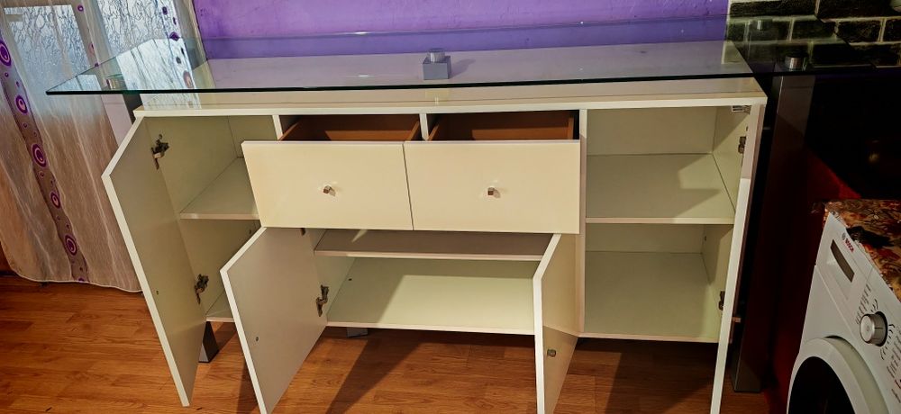 Vând Comoda Ilka Dimensiuni 2 Metri lungime pe 1 metru înălțime blat din sticla, preț 600 Lei