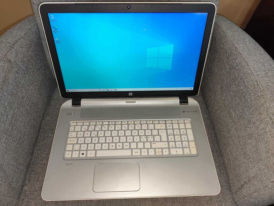 Laptop HP Pavilion 226, 17Inch, Amd, 8Gb Ram, ssd nou, baterie noua!