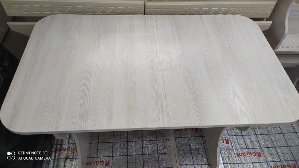 Стол и стулья на кухню обсолютно новое