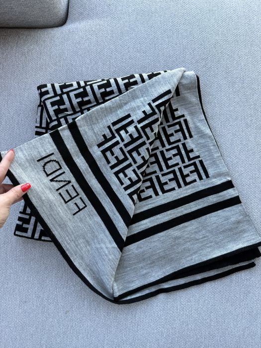 Нови зимни шалове Hermes, Fendi