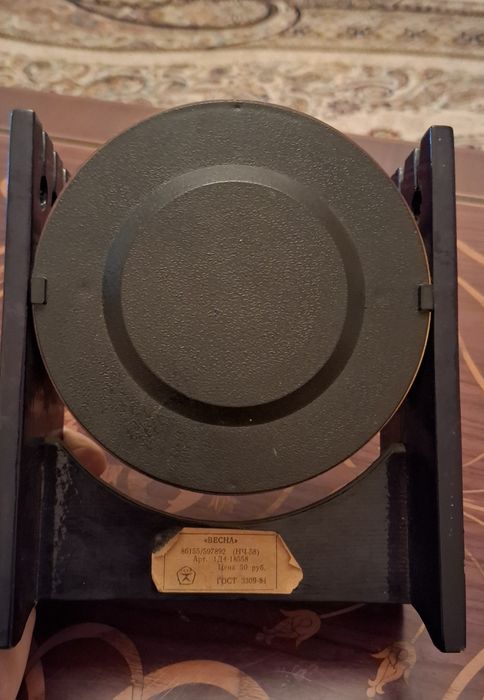 Настольные часы "ВЕСНА" СССР
Продаю антикварные настольные часы в отли