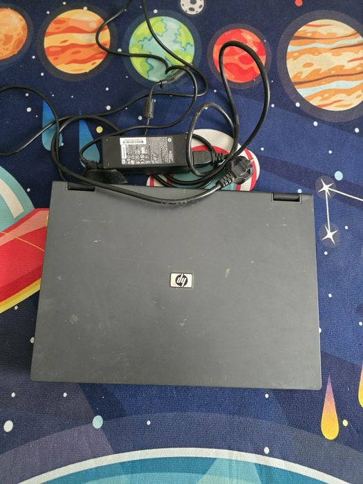 Laptop HP Compaq 6710b DEFECT (Ecran spart) + Încărcător - Pentru piese