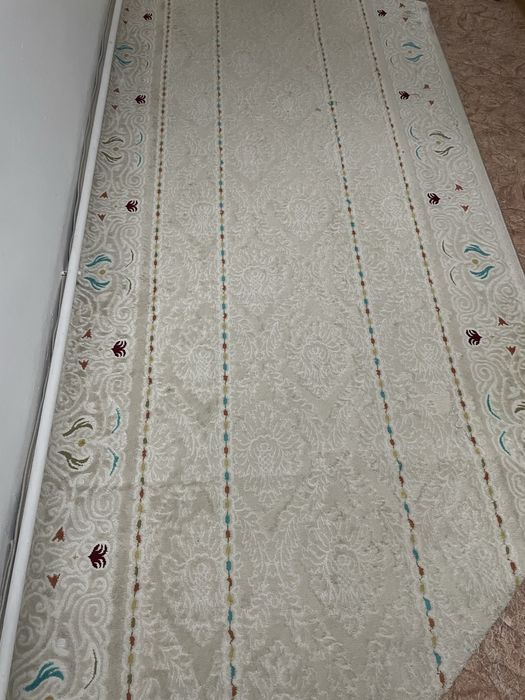 Продам ковёр в светлом оттенке