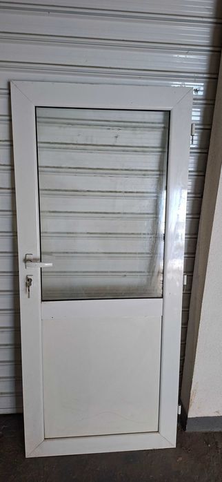 Алуминиеви врати с каси запазени