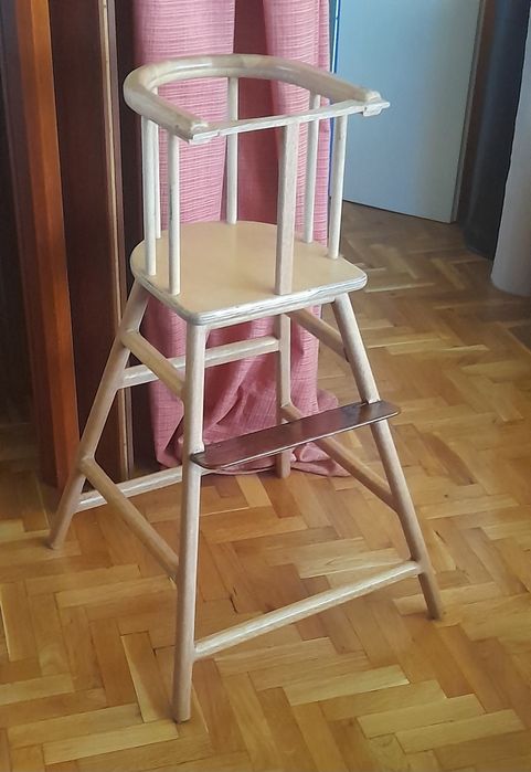 Детско столче за хранене от масивна дървесина.