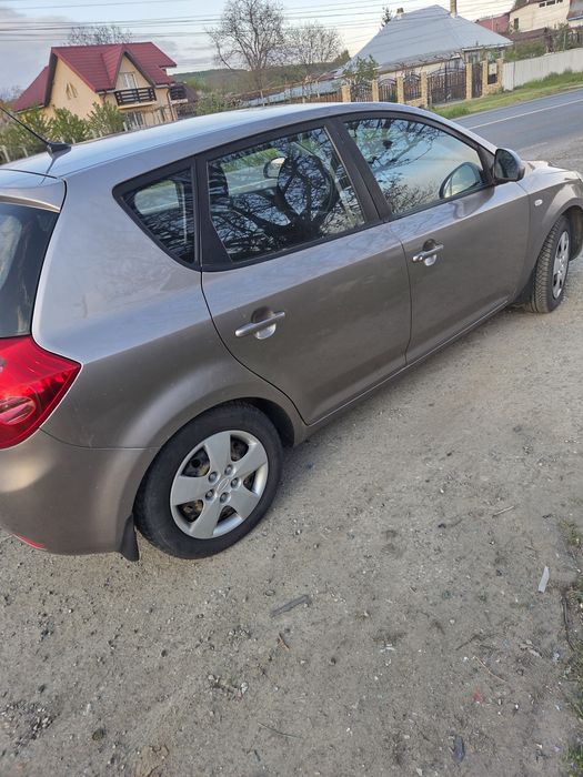 Kia.        Cee'd