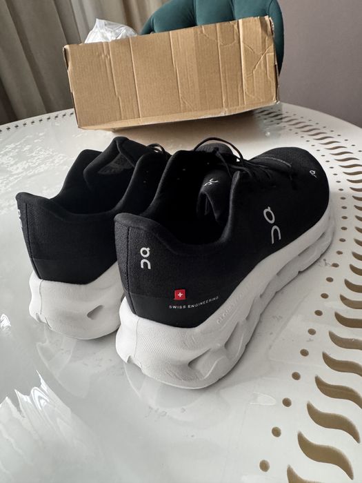 Продам Кроссовки On новые