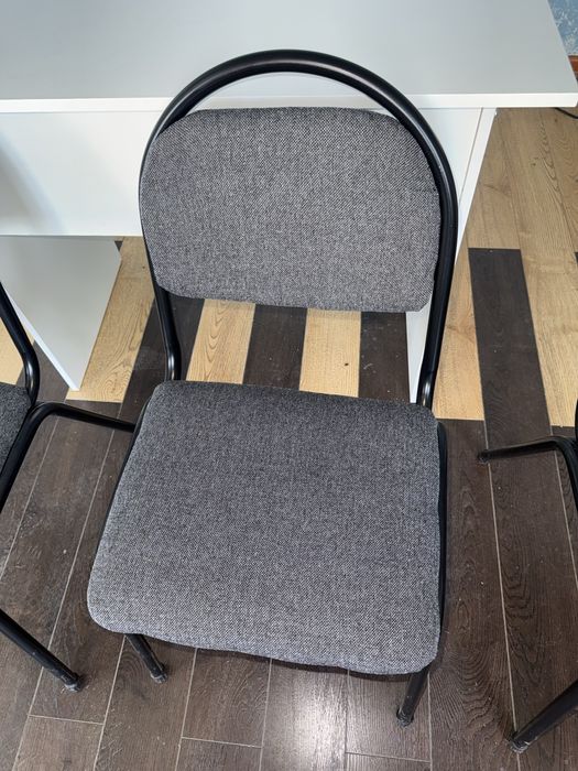 4 штуки офисных стульев