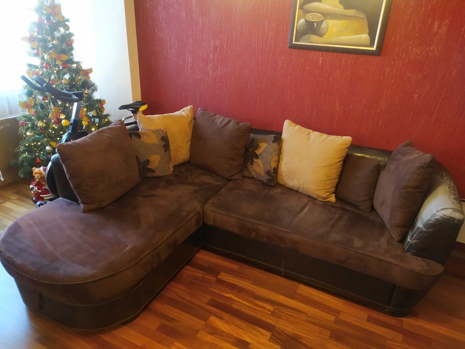 Диван ъглов разтегателен с повдигащ механизъм и възможност за багаж