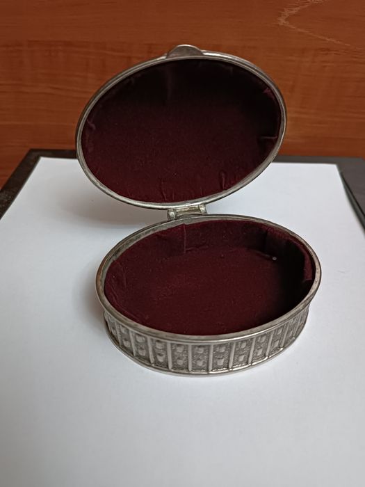 Продавам изящна кутийка за бижута