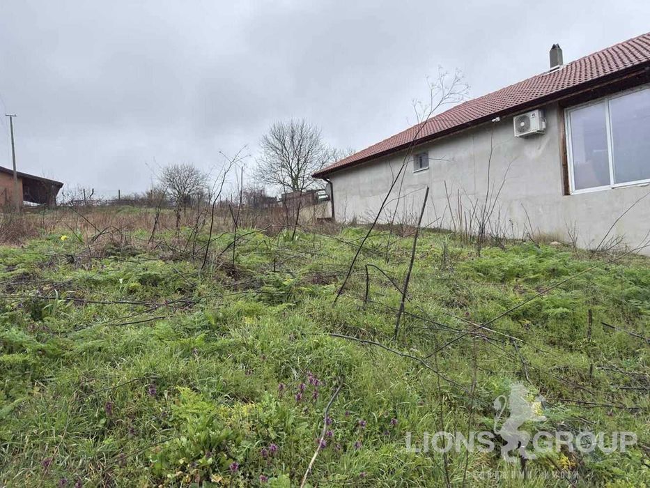 Самостоятелна къща с двор в с.Николаевка, област Варна