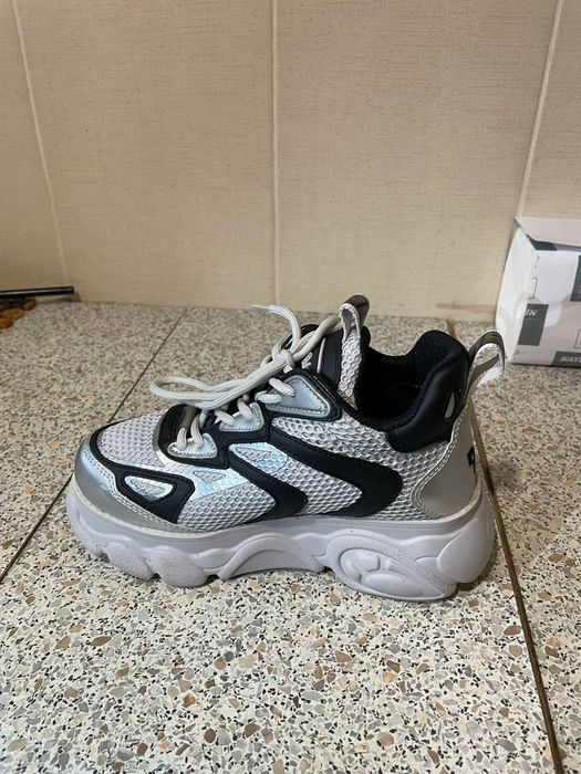 Adidași ediție limitata