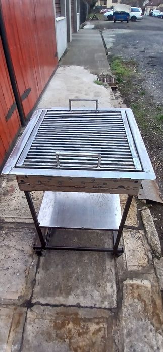 Gratar  rezistent cu roți