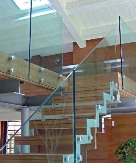 Обслуживание стеклянных дверей, перегородок. Вернём идеальный вид!