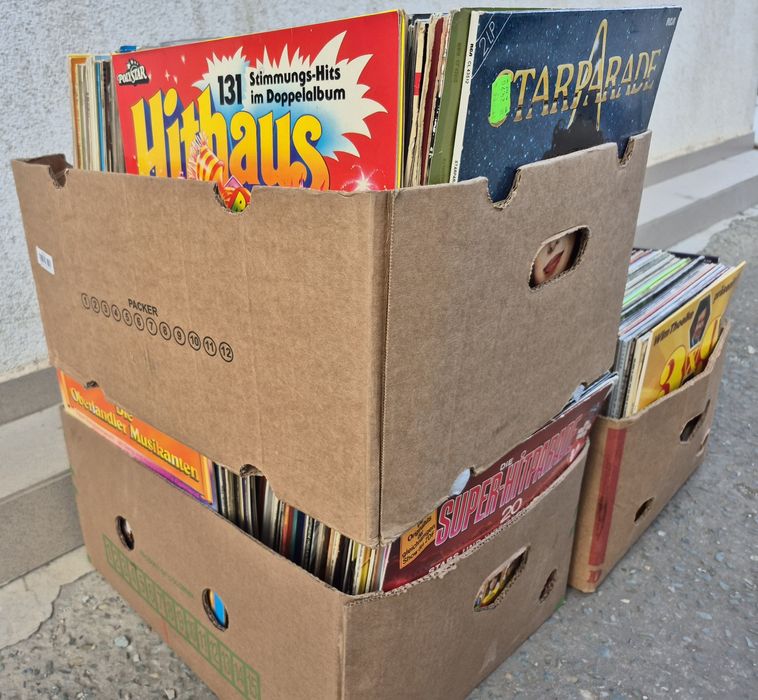 Lot Discuri Vinil colectie 700 in stare buna cu muzica usoara 

- lot