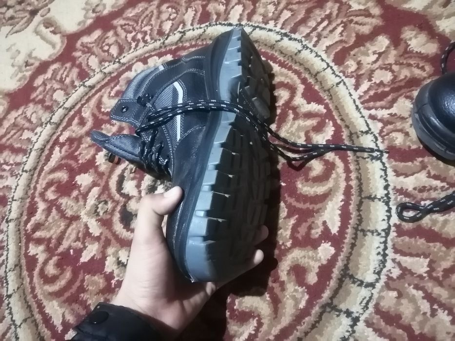 Qishlik oyoq kiyim. Original va hali kiyilmagan