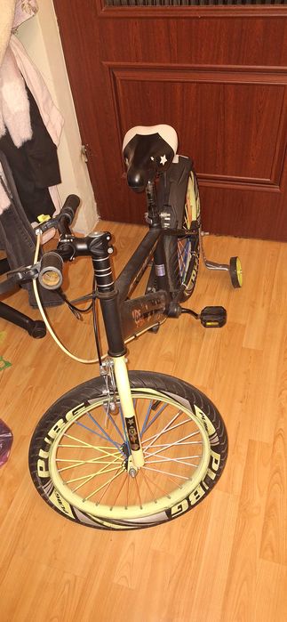 Bicicleta copii ca noua cu roti ajutatoare action one