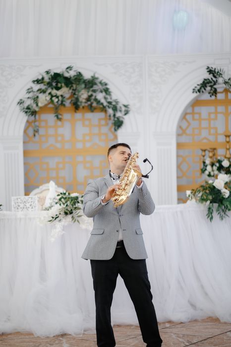 Ведущий,Саксофонист