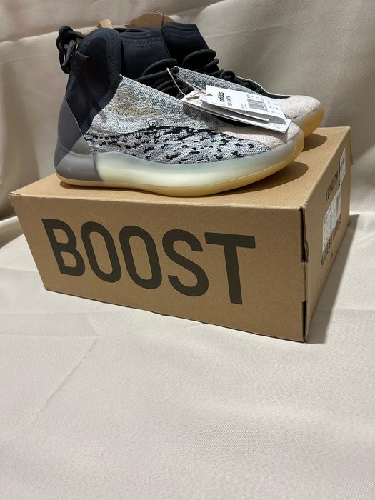 Yeezy Quantum noi cu eticheta