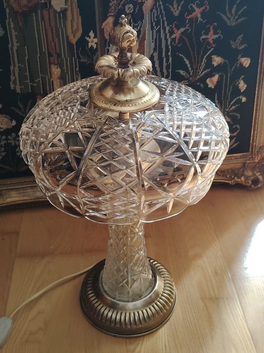 Lampă de masă vintage  realizată din cristal tăiat manual, având o bază și accente din alama și  bronz.