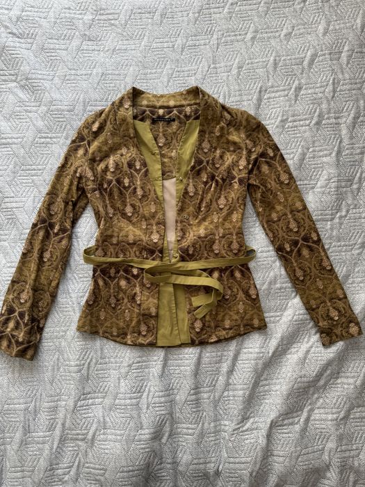 Платья, ветровка, брюки, кофты.