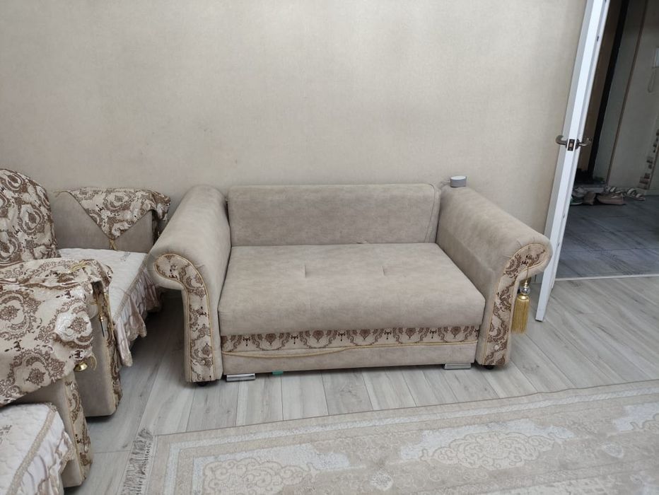 Продам малый диван и кресло.