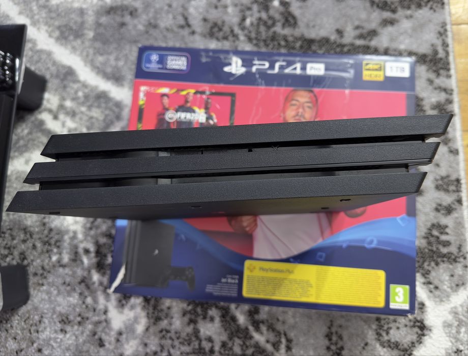 PS4 Pro 1TB + 2 controllere + jocuri