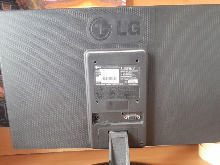Монитор LG в хорошем состоянии