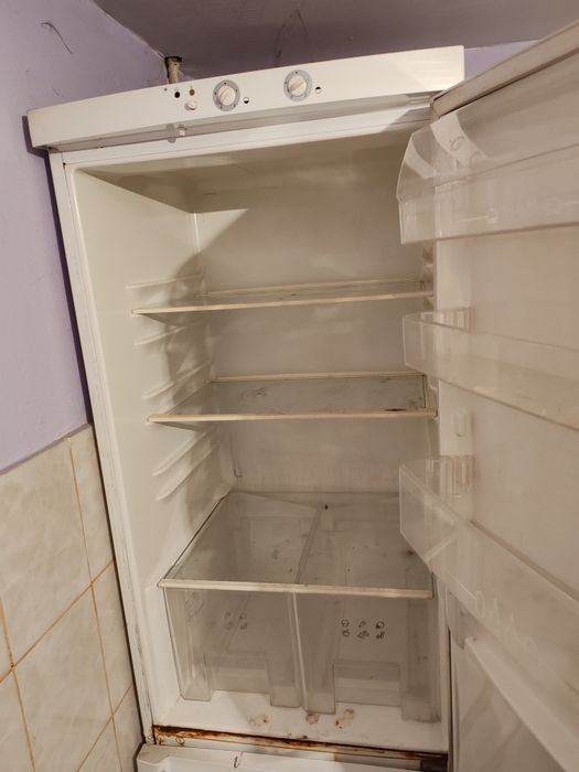 Vand aragaz în stare buna și combina frigorifica