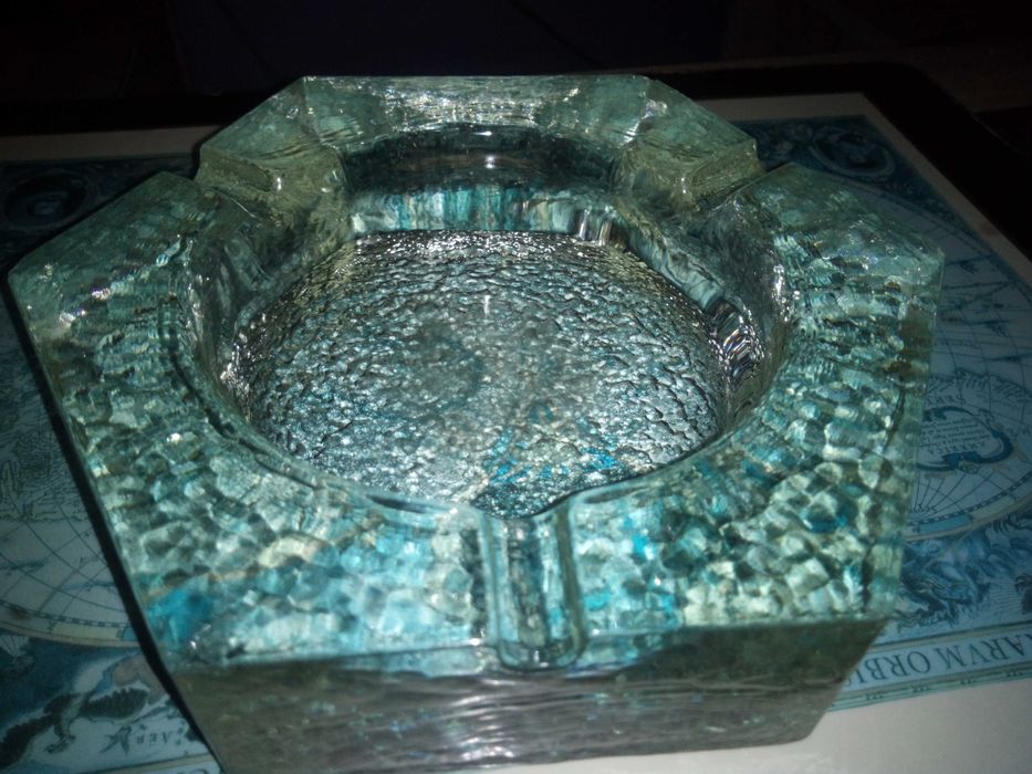 de  vanzare   scrumiera     mare     !!!