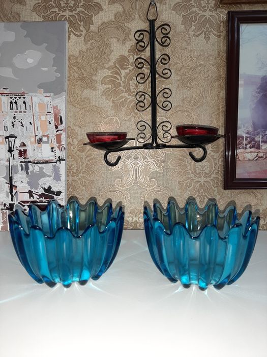 Продаю советские вазы из цветного стекла .