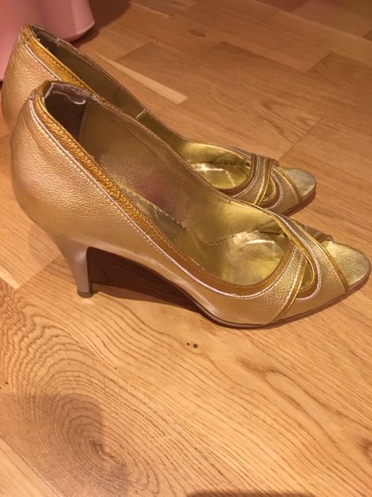 Sandale piele lacuita marime 38 ( purtate o singura data)