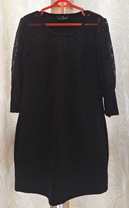 Kiyimlar sotiladi. Кийимлар сотилади.