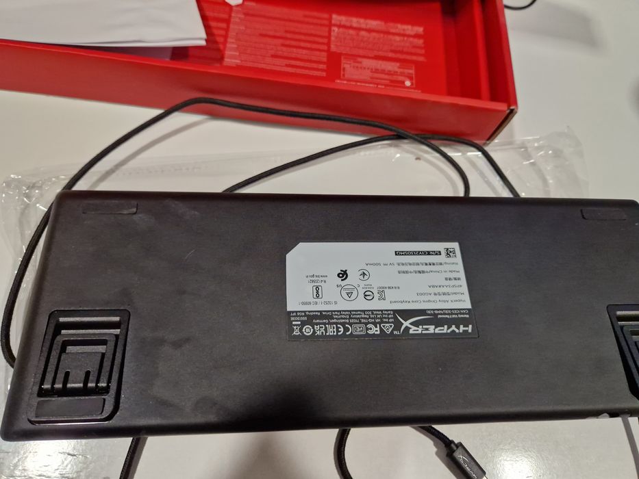 Hyperx Alloy Origins Core с червени суичове