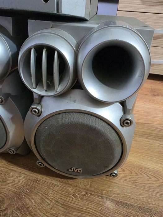 Set boxe JVC si una diferita