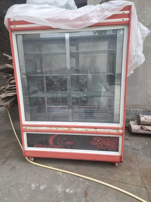 Продаётся витринный холодильник