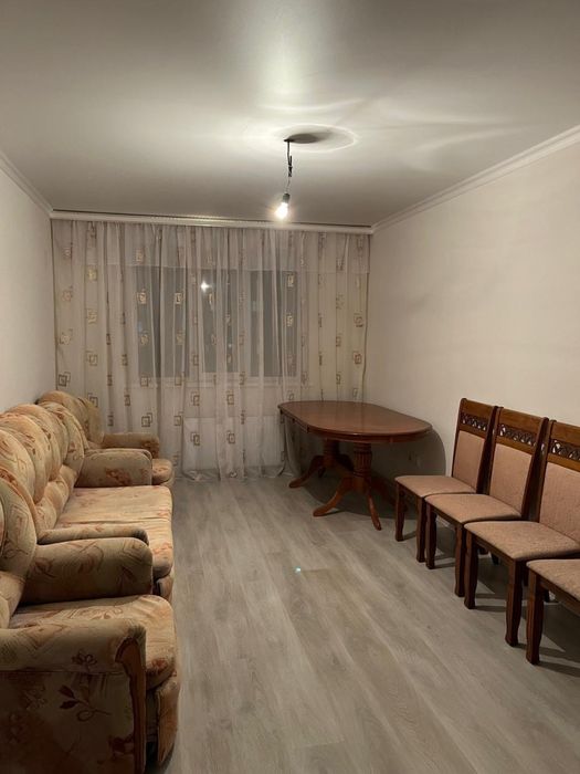 Продаю б/у стол и диван с креслами