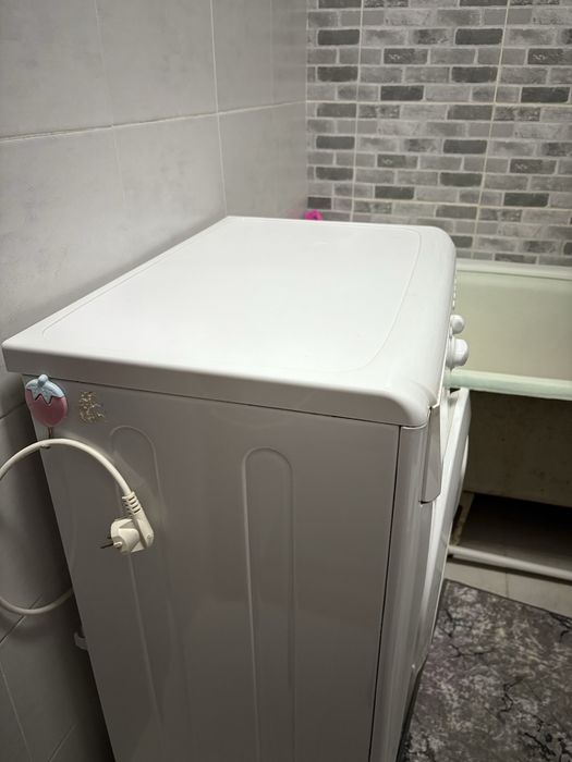 Стриальная машина автомат марки Indesit