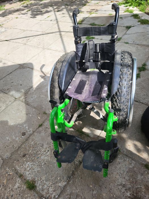 Scaun cu rotile pentru persoane cu dizabilitati