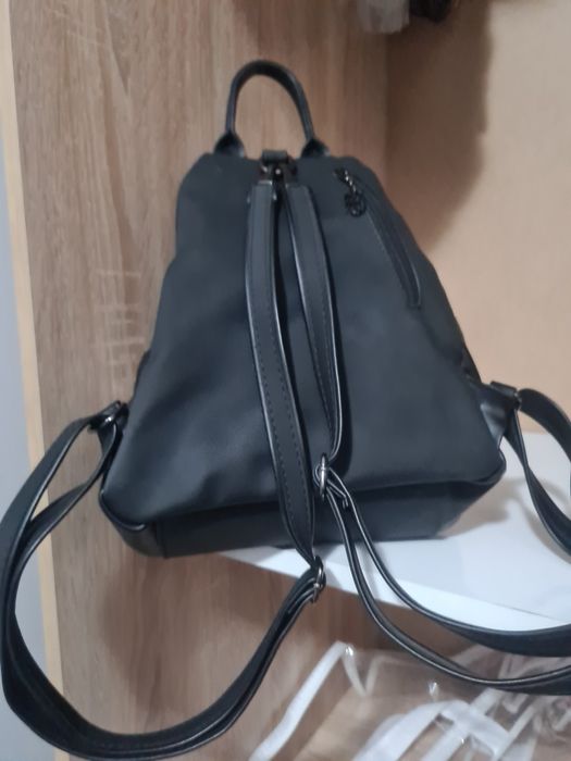 Дамска раница.Многокомпактна и удобна