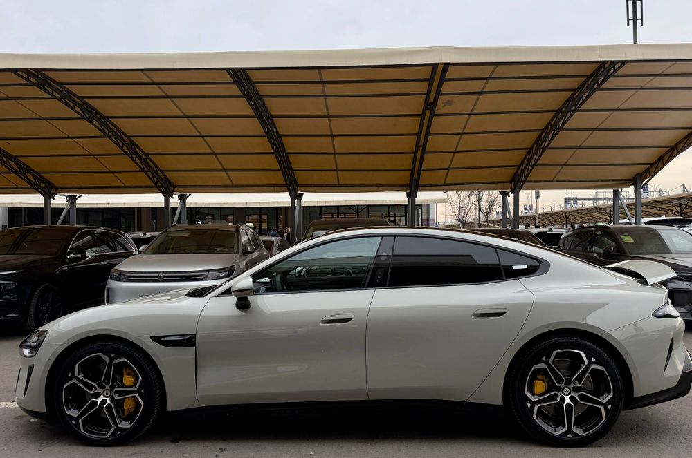 Xiaomi su7 max full pazitsiya